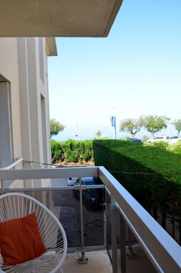 Les Pieds Dans L'Eau Apartment Saint-Cyr-sur-Mer Exterior photo