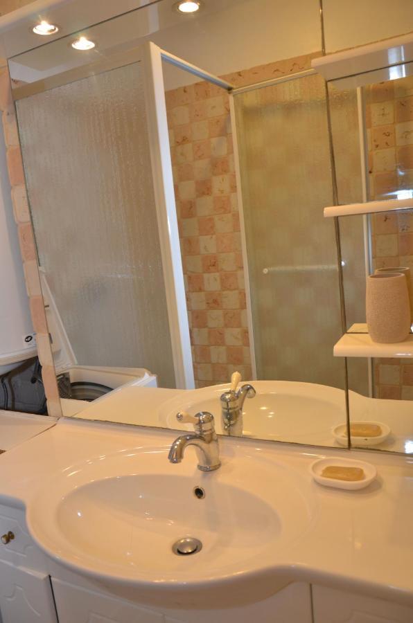 Les Pieds Dans L'Eau Apartment Saint-Cyr-sur-Mer Exterior photo